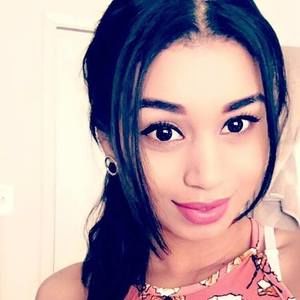 Meet your Posher, Roxanna